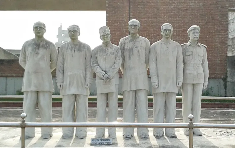 অস্থায়ী সরকারের সদস্যদের ছয়টি পূর্ণদৈর্ঘ্য ভাস্কর্য সারিবদ্ধ দাঁড়িয়ে