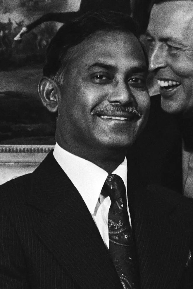 স্যুট-টাই পরা জিয়াউর রহমানের হাস্যোজ্জ্বল সাদাকালো প্রতিকৃতি