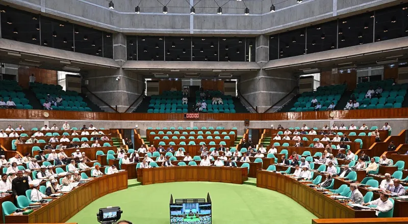 জাতীয় সংসদের অধিবেশনকক্ষ: অর্ধবৃত্তাকার সারিতে বসা সংসদ-সদস্যরা, মাঝখানে সবুজ মেঝে
