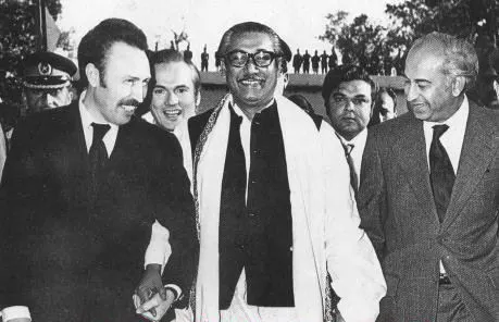 হাসিমুখে পাশাপাশি হাঁটছেন বঙ্গবন্ধু, আলজেরিয়ার বুমেদিন ও পাকিস্তানের ভুট্টো