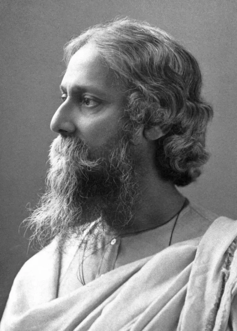 সাদা-কালো আলোকচিত্র: লম্বা সাদা দাড়ি ও চাদর গায়ে রবীন্দ্রনাথ ঠাকুর পাশ ফিরে তাকিয়ে আছেন