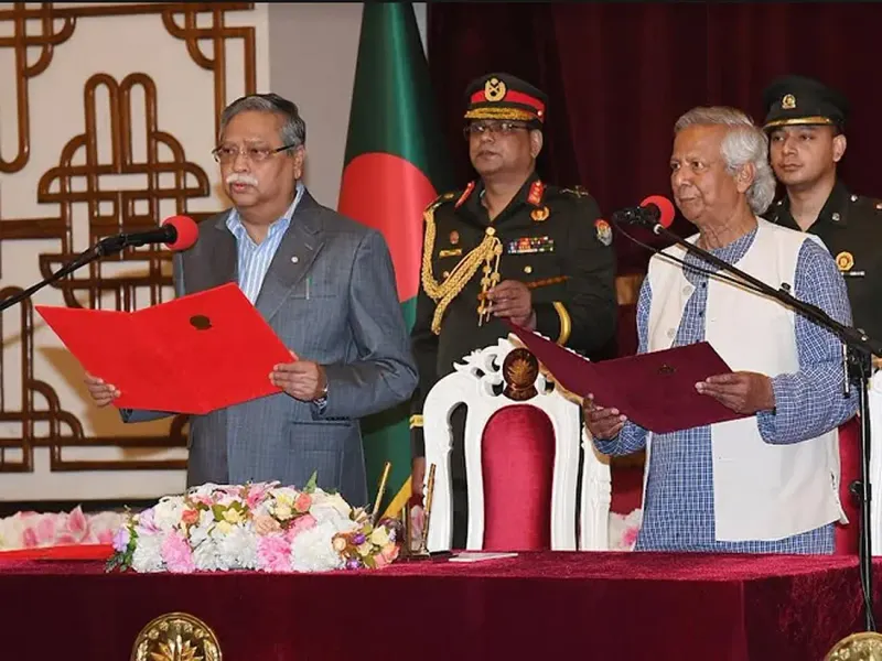 বঙ্গভবনের দরবার হলে লাল ফোল্ডার হাতে শপথ পড়াচ্ছেন রাষ্ট্রপতি, পাশে শপথ নিচ্ছেন ড. মুহাম্মদ ইউনূস