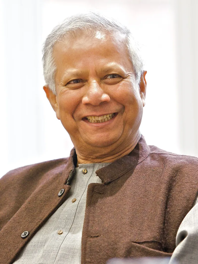 বাদামি কোট পরা হাস্যোজ্জ্বল ড. মুহাম্মদ ইউনূসের প্রতিকৃতি