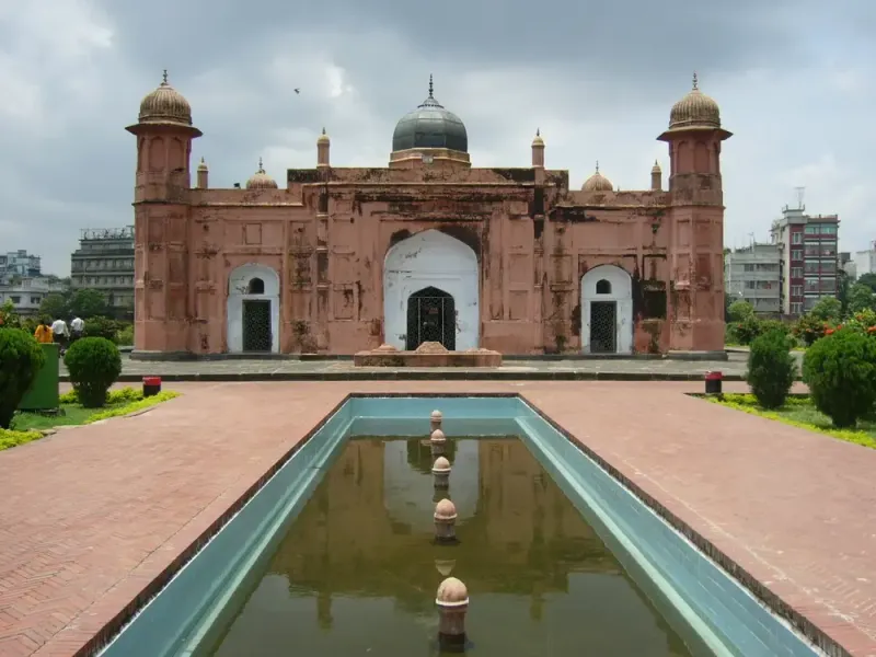 লালবাগ দুর্গের ভেতরে পরী বিবির সমাধিভবন: মাঝখানে কালো গম্বুজ, দুই কোণে মিনার, সামনে লম্বা জলাধার ও ইটের পথ