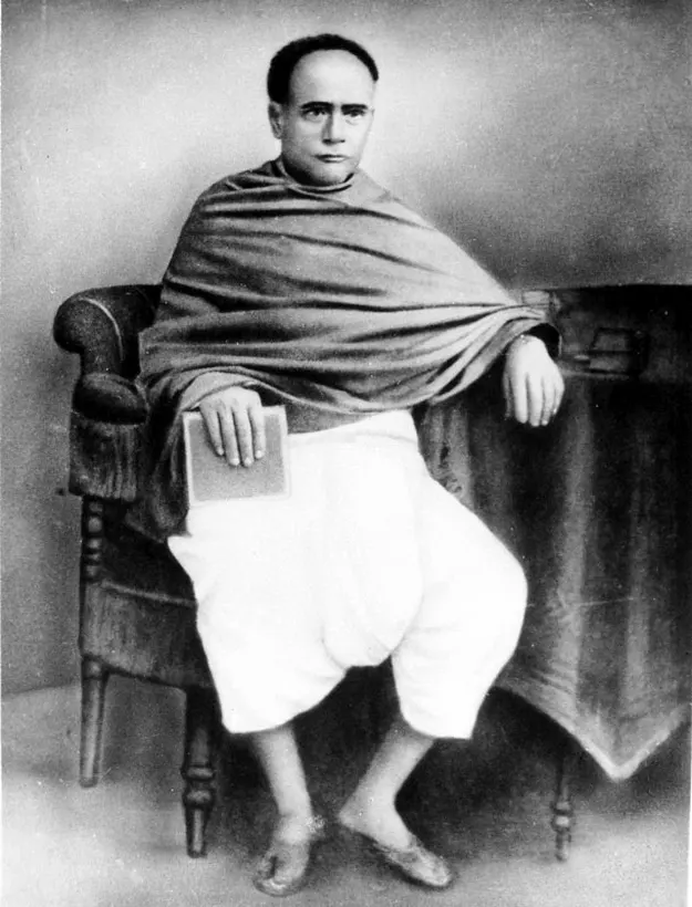 চাদর গায়ে চেয়ারে বসা ঈশ্বরচন্দ্র বিদ্যাসাগরের সাদাকালো ছবি