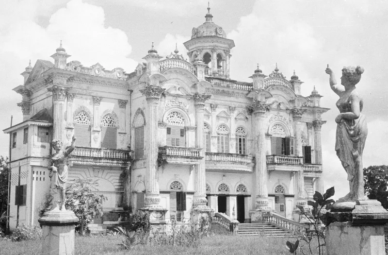 সামনে ভাস্কর্যসহ কারুকাজ করা দোতলা পুরোনো প্রাসাদ — রোজ গার্ডেন