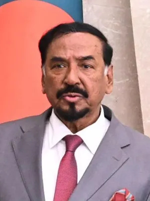 স্পিকার হাফিজ উদ্দিন আহমদের প্রতিকৃতি, ধূসর স্যুট ও লাল টাই