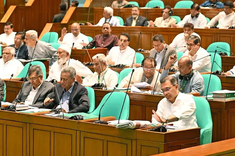 সংসদ কক্ষে সারি সারি আসনে বসা সংসদ সদস্যরা