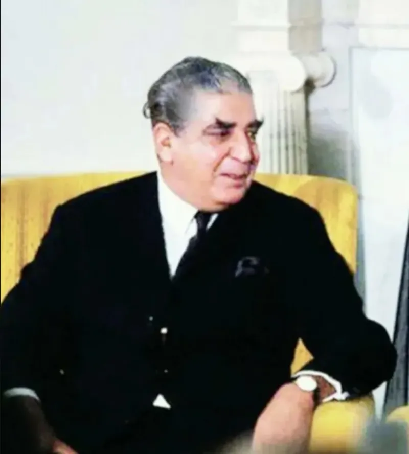 কালো স্যুট পরা জেনারেল ইয়াহিয়া খান হলুদ চেয়ারে বসে আছেন